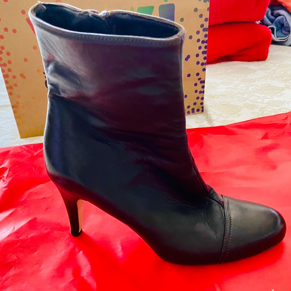 Vero Cuoio Soft Italian leather  booties.